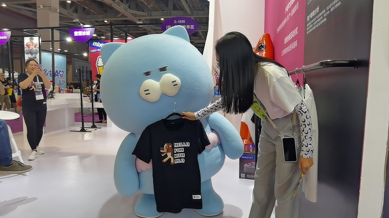 小枕君看中一件衣服，无奈试穿失败 小.jpg