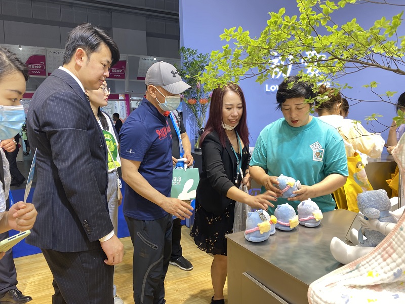 郑淑与绒言绒语团队在展会现场 小.jpg