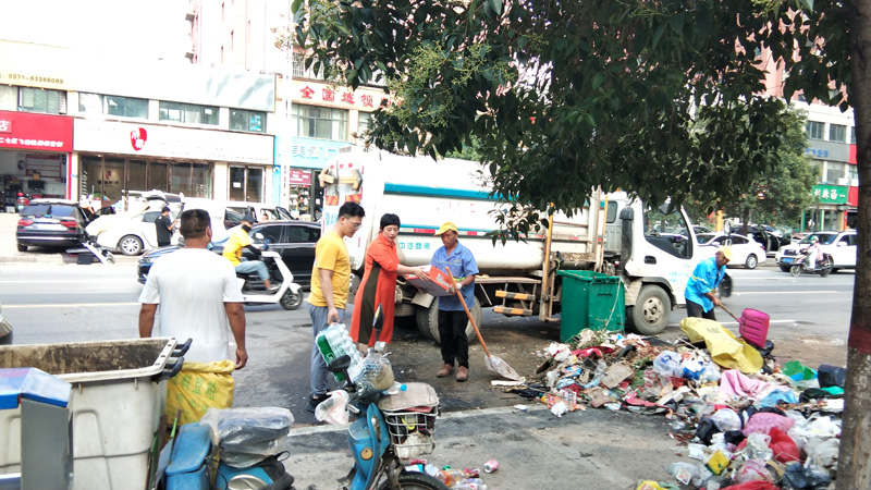 1627612273627380.jpg 郑淑带领公司员工为在一线救援、清障的工人送去饮料等物资.jpg