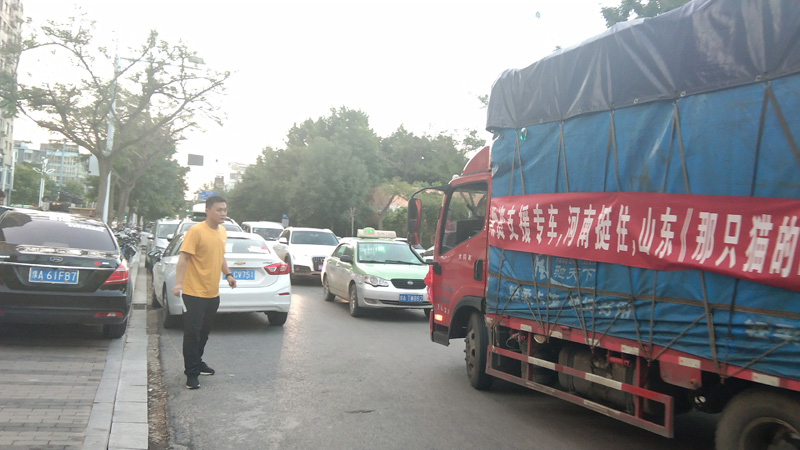 1627612348559875.jpg 绒言绒语志愿者在为物资车辆做向导.jpg