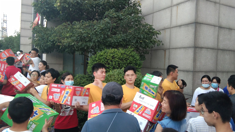 1627612356490997.jpg 绒言绒语志愿者在搬运物资.jpg